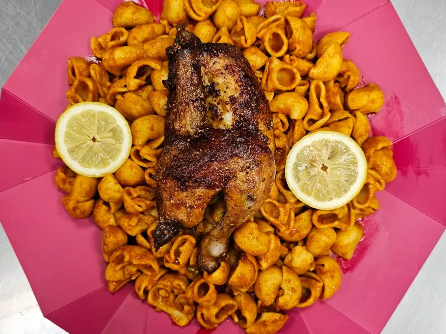 نصف دجاج شواية مع المكرونة