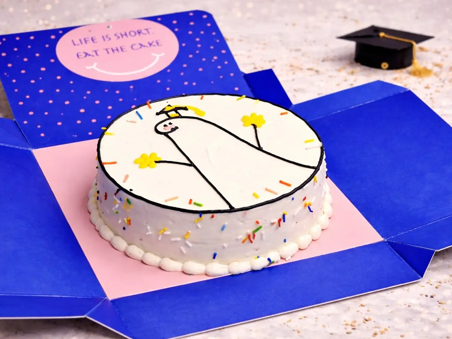 كيك التخرج ابيض