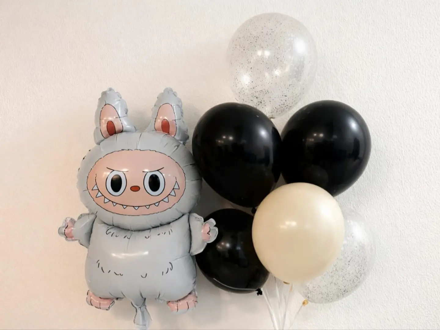 بالونات لابوبو باللون الرمادي