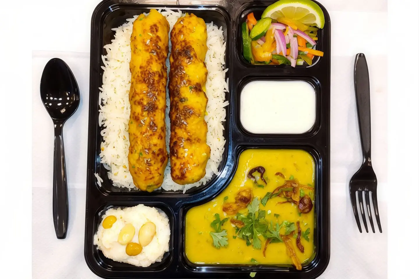 علبة غداء مع سيخ كباب دجاج