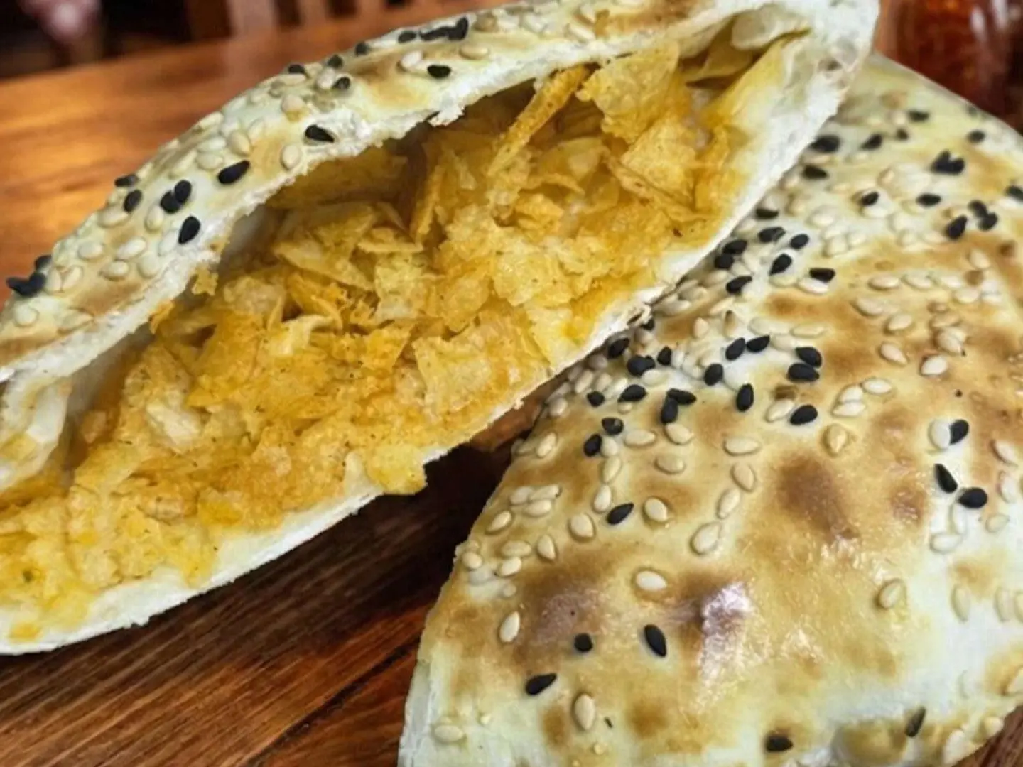 فطيرة جبنة شيدر مع شيبس عمان