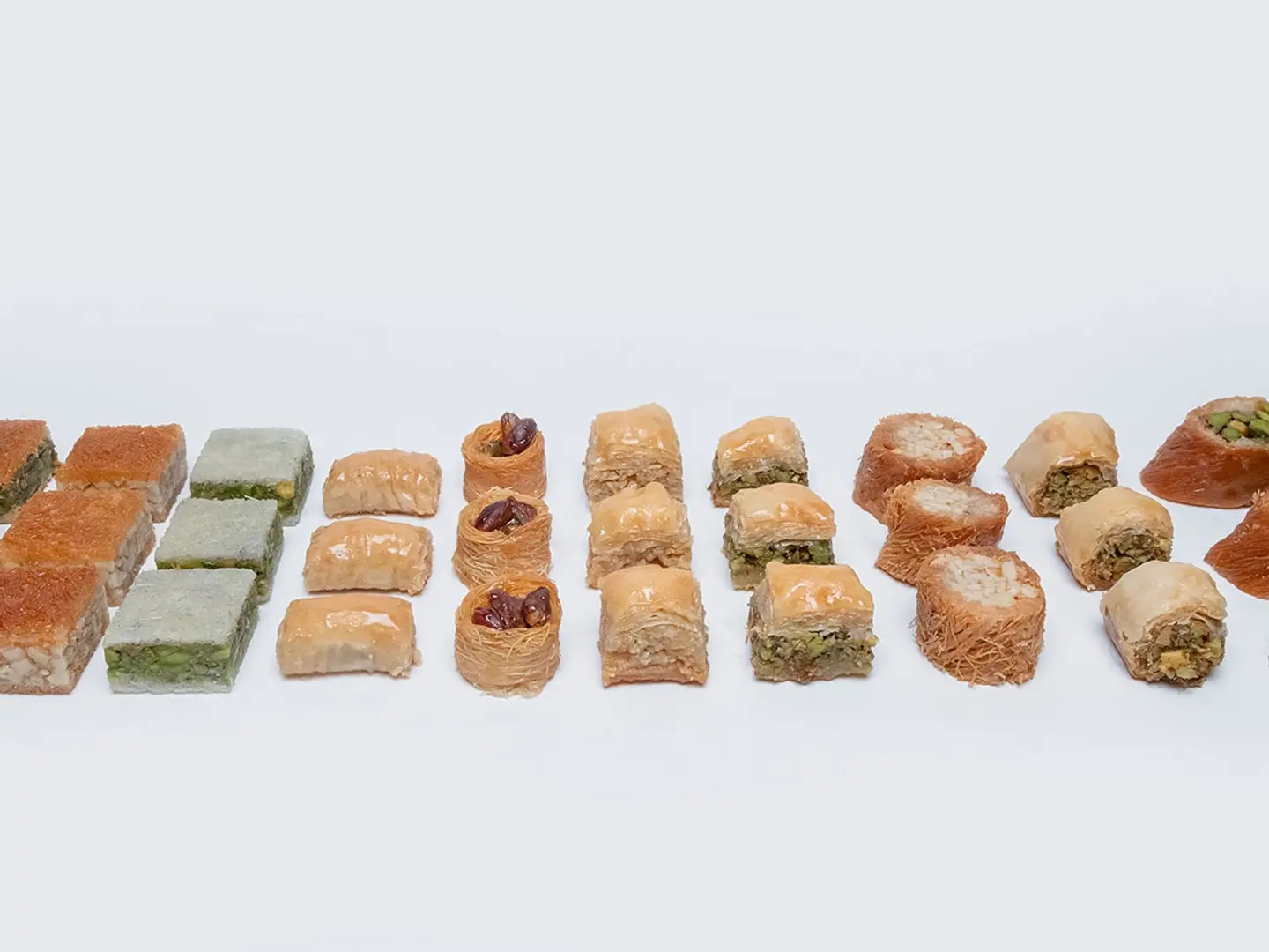 صحن بقلاوة ميكس فستق