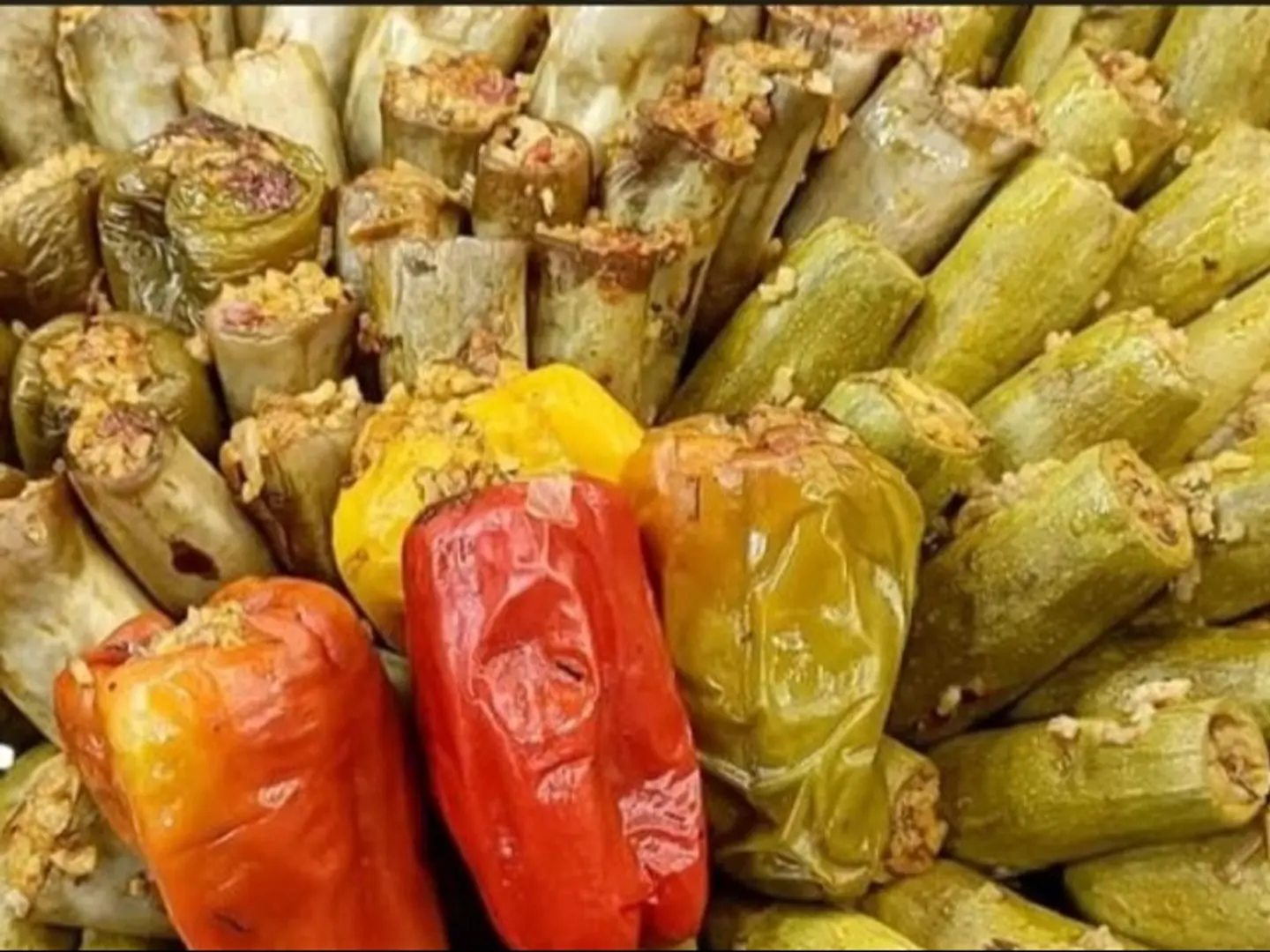 طبق محاشى مشكل وسط