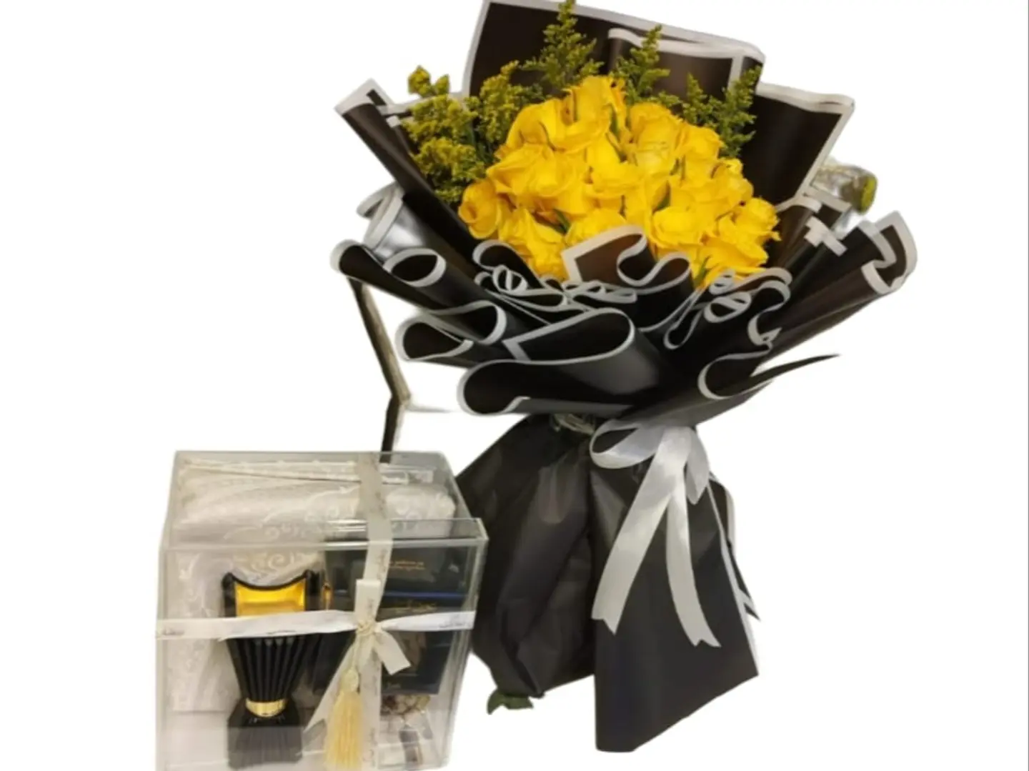 باقة ورد اصفر مع سلة رمضانيه