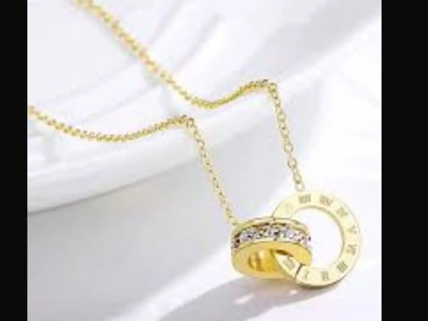 قلادة نسائية أنيقة