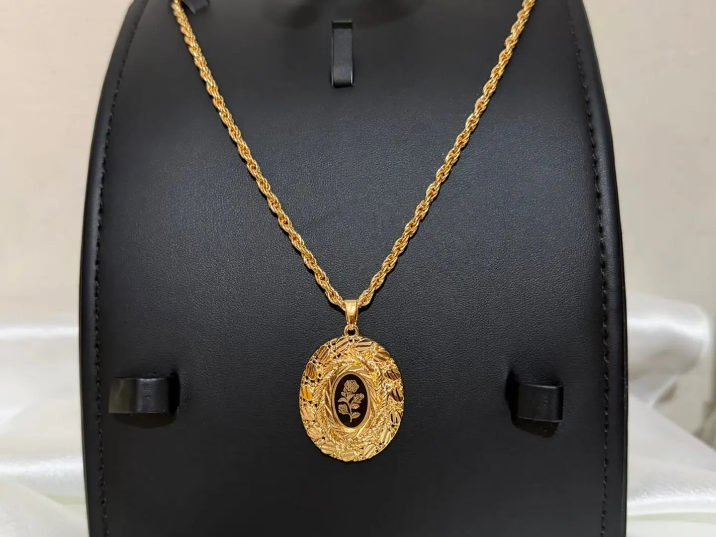 قلادة لمسة ذهب