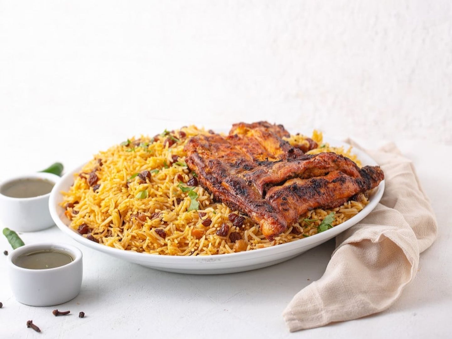 نص دجاج على الفحم مع الرز