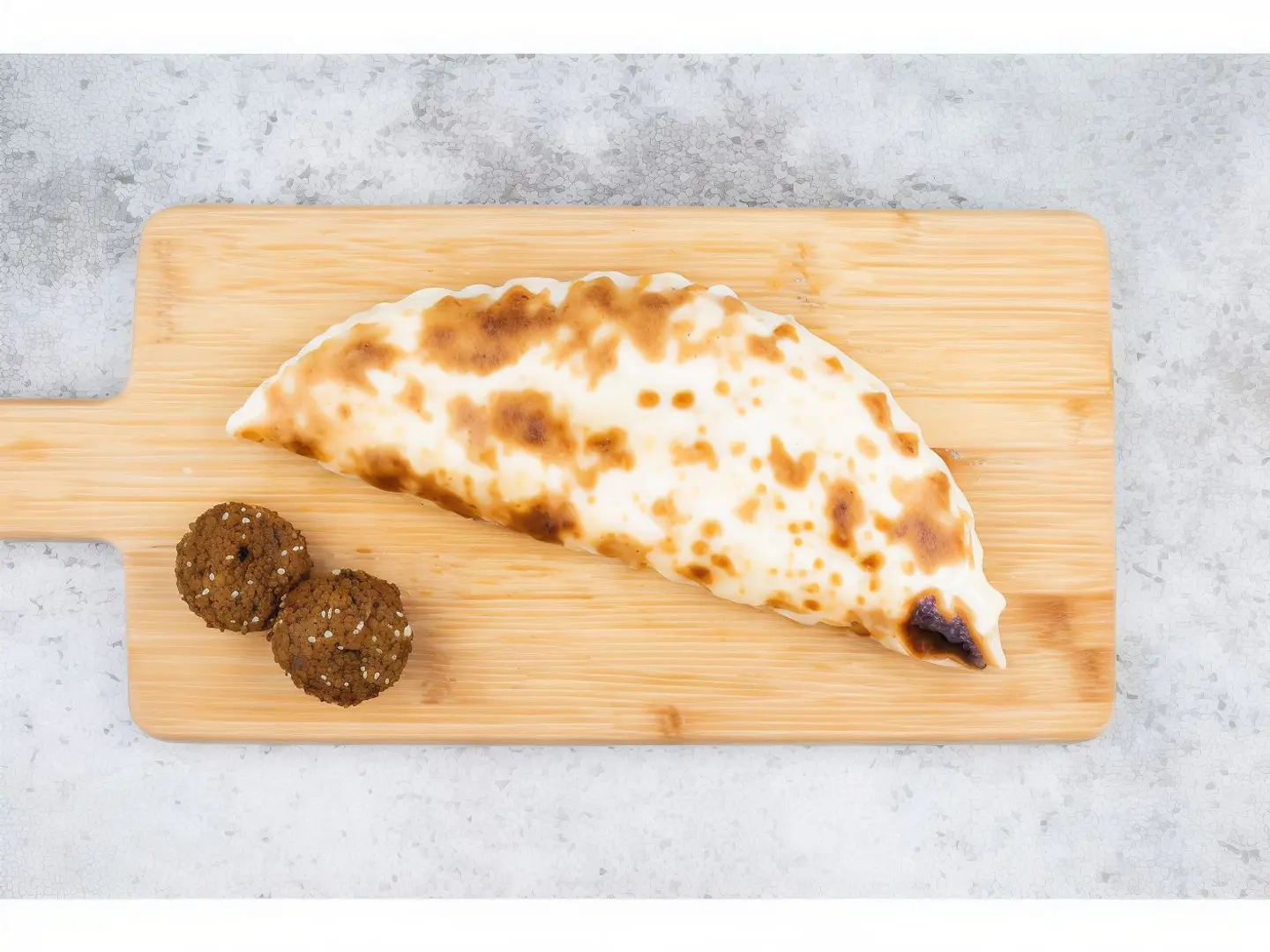 فطيرة فلافل مع الجبنة السائلة