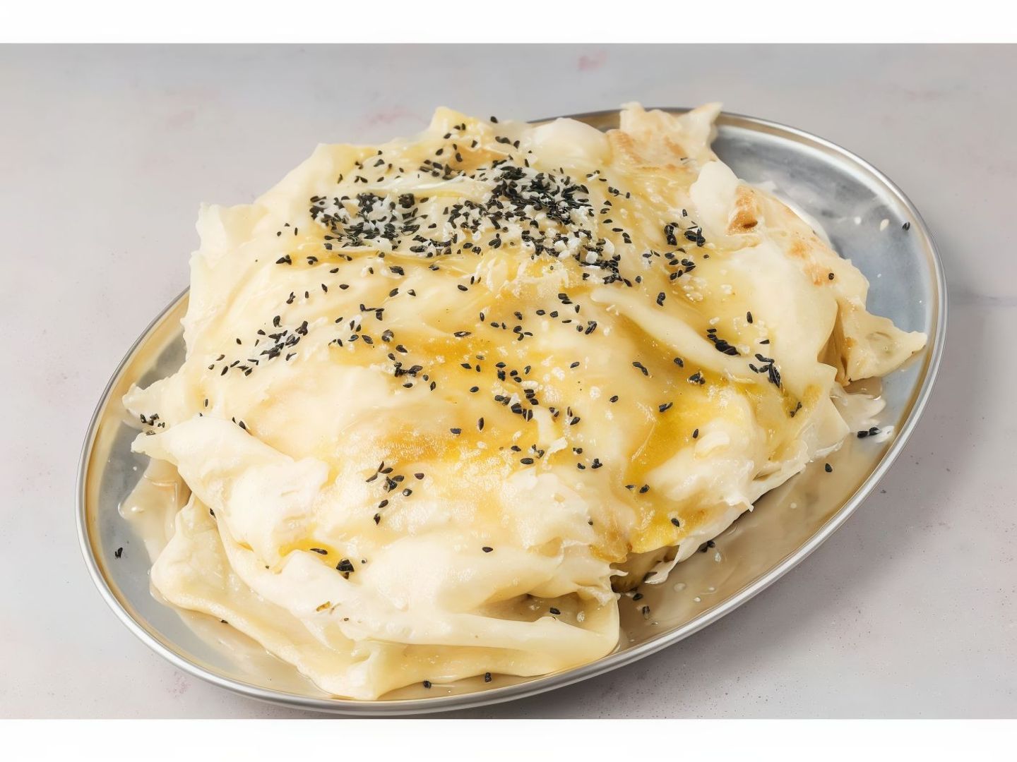 خبز رطب قشطة وعسل