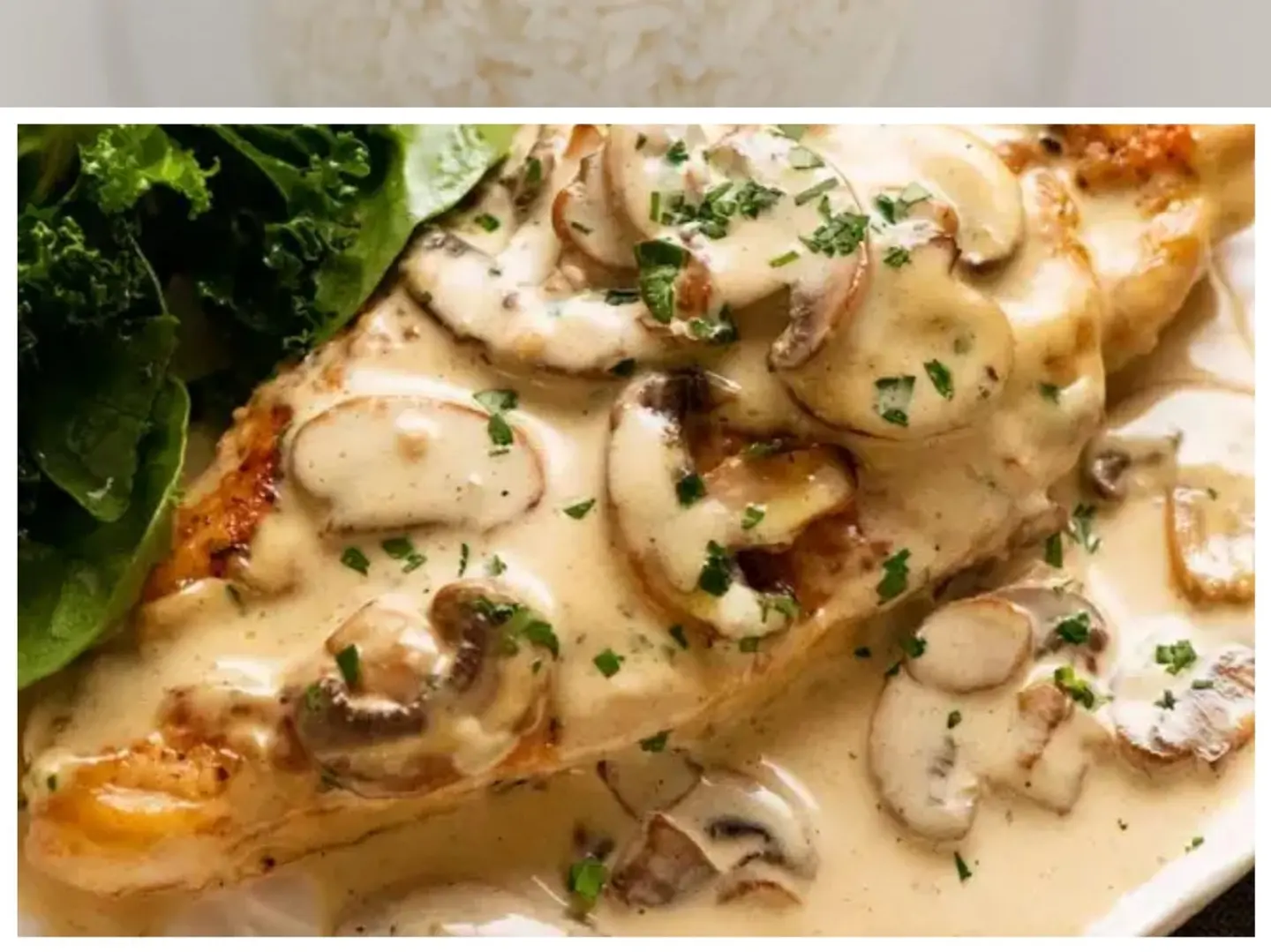 صدور دجاج مشوية مغطاة بصلصلة المشروم