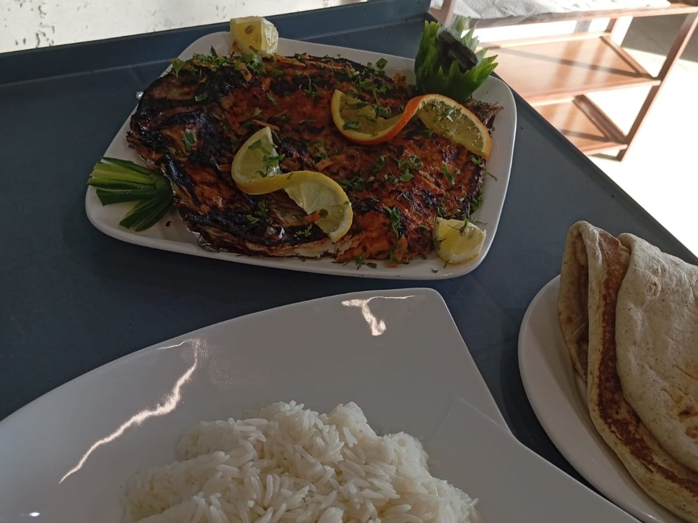 سمكة مشوية - رز أو خضار مشوية - طحينة