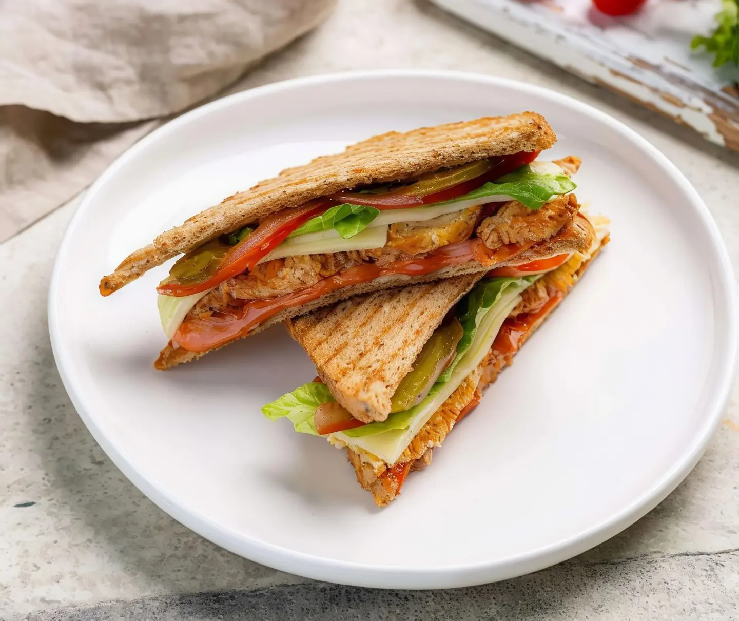 كلوب ساندويتش بني بالدجاج والجبنة