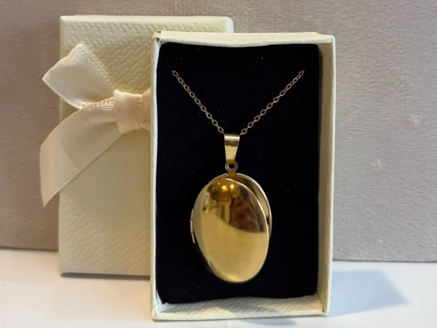 سلسال ذهبي تنحط عليها صوره