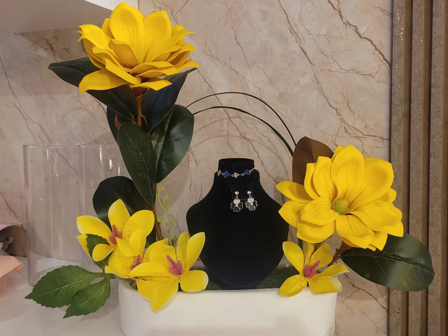 استاند ورد صناعي اصفر