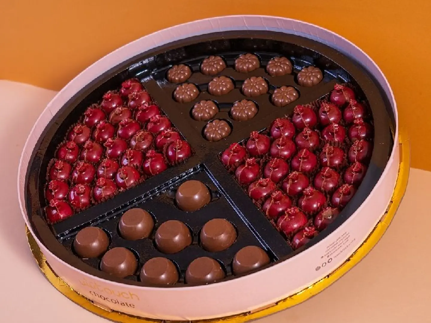 Round Touch Box With Pomegranate And Belgian Chocolate