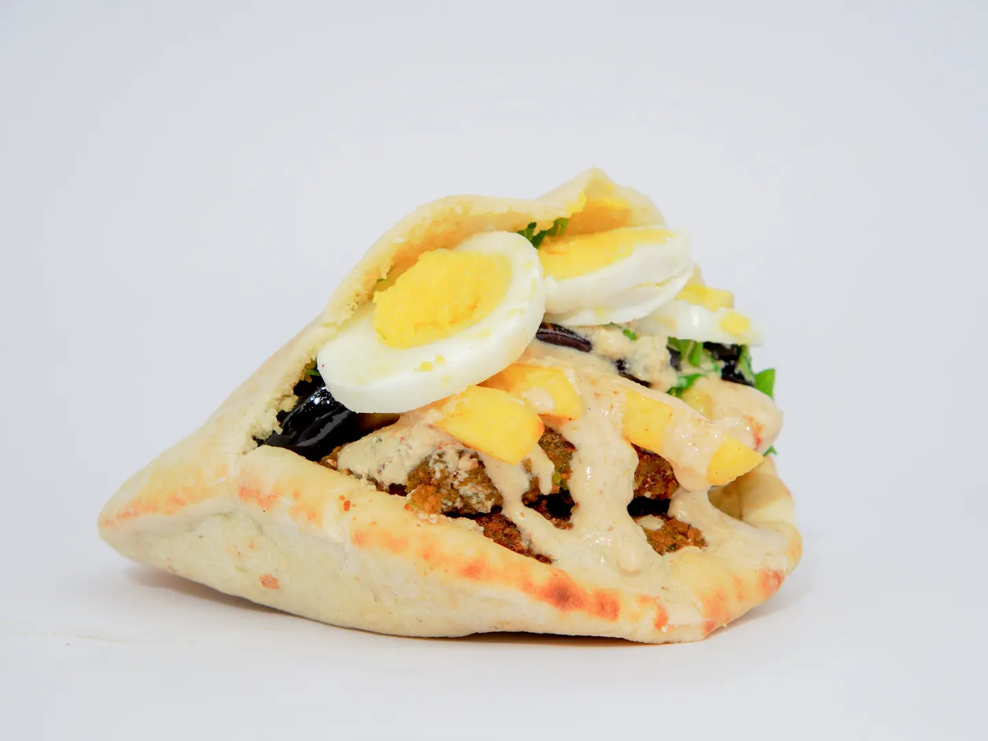 ساندوتش طعمية مع بيض