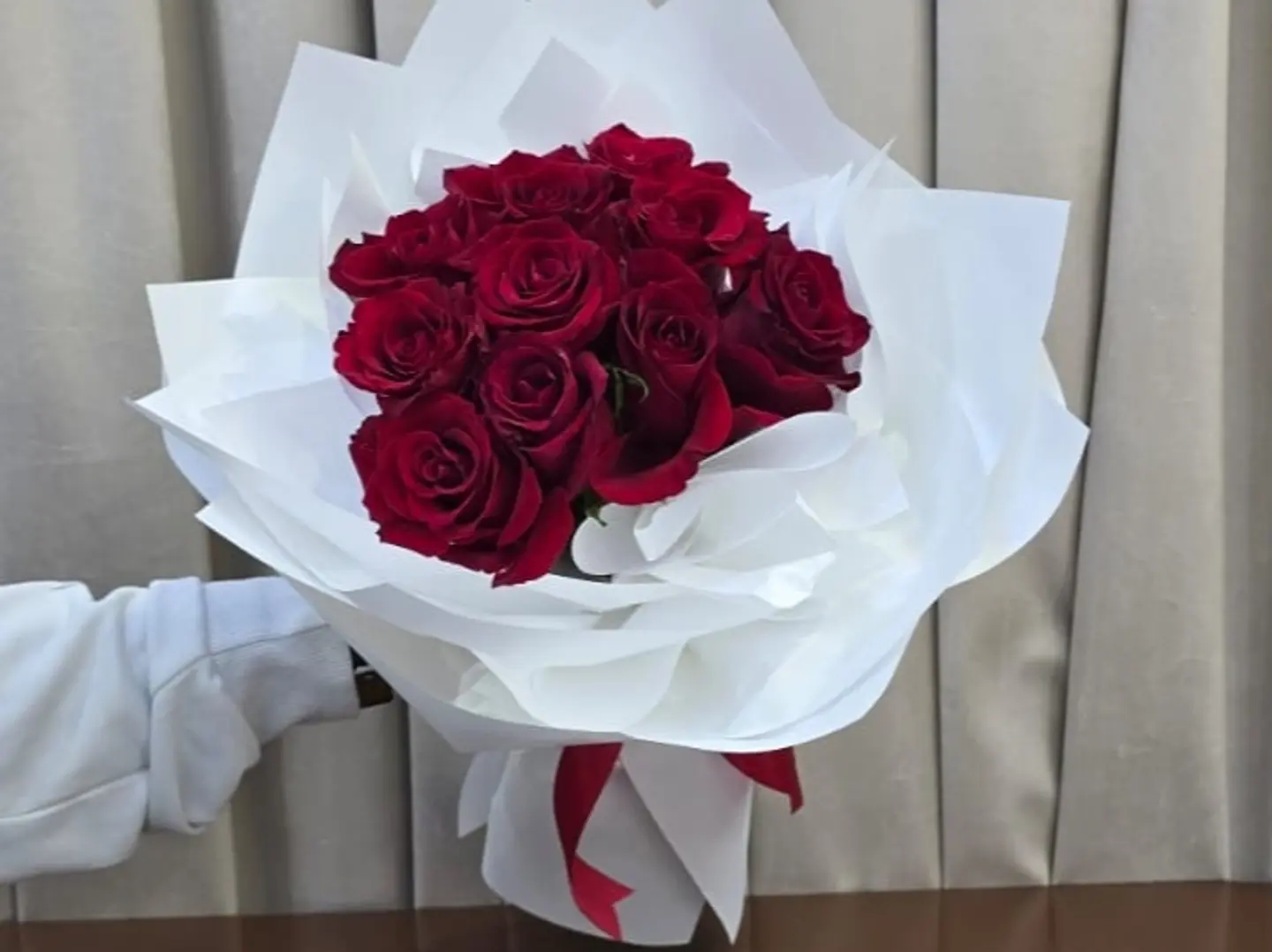 باقة و رد احمر بتغليف ابيض ١٠ وردات