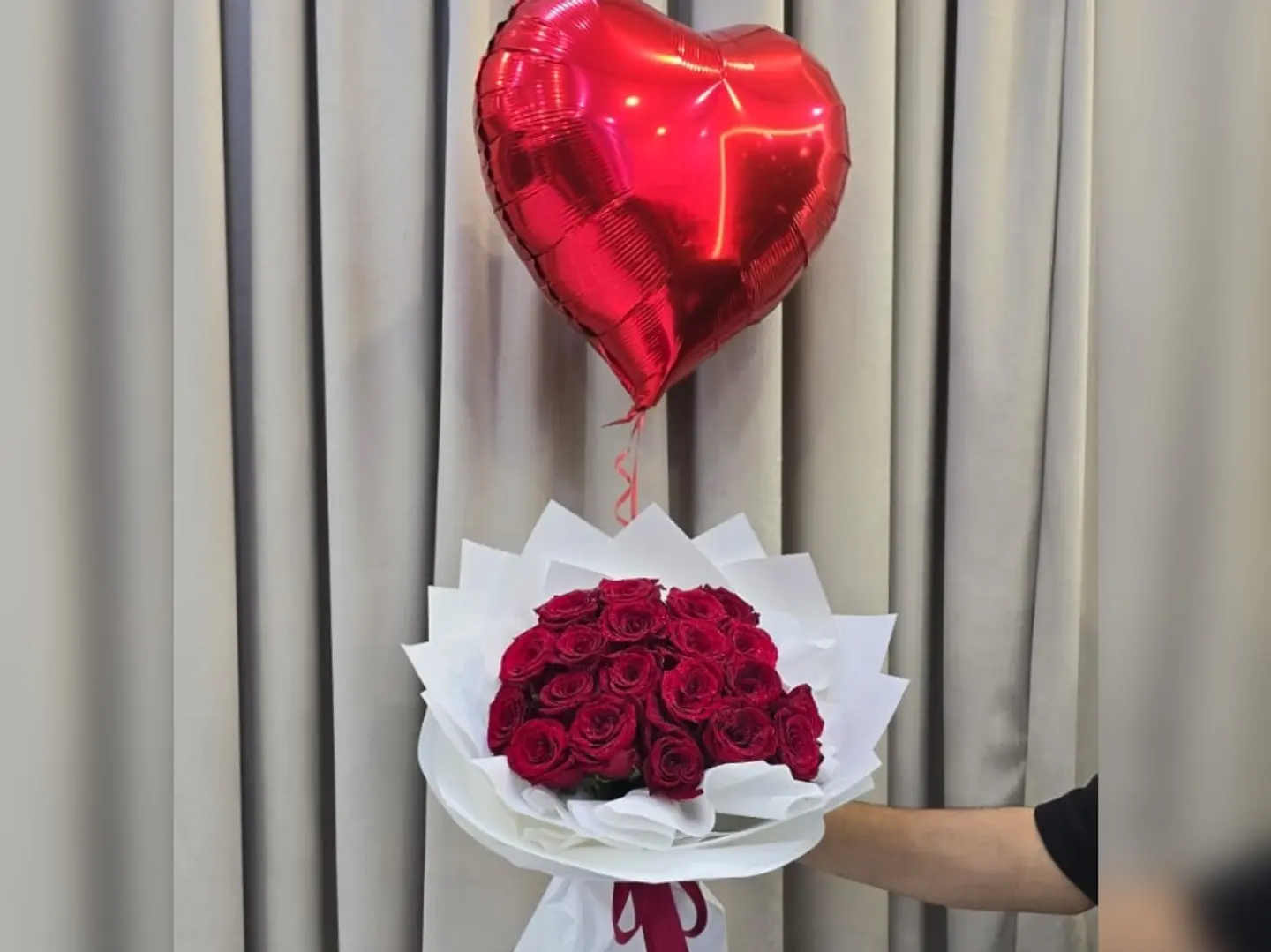 باقة ورد حمراء أنيقه مع بالونة شكل قلب