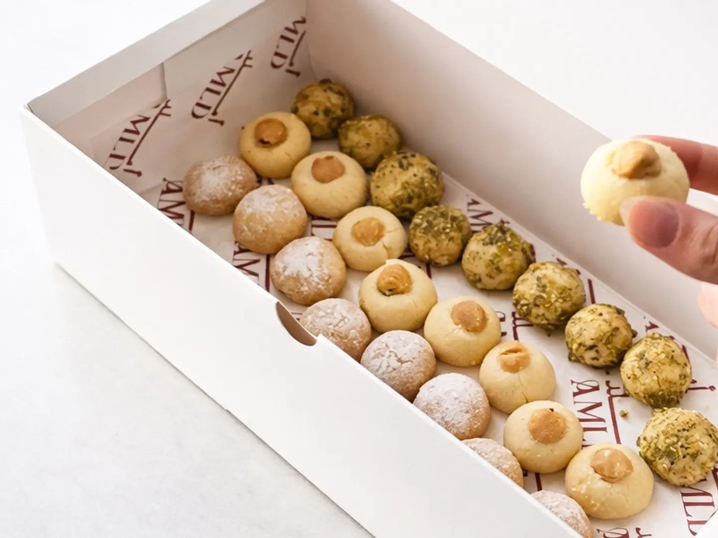 بوكس غريبه ٣ انواع (ساده - فول سوداني - بيستاشيو)