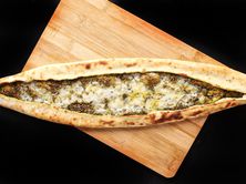 فطيرة جبن الموزاريلا بالزعتر