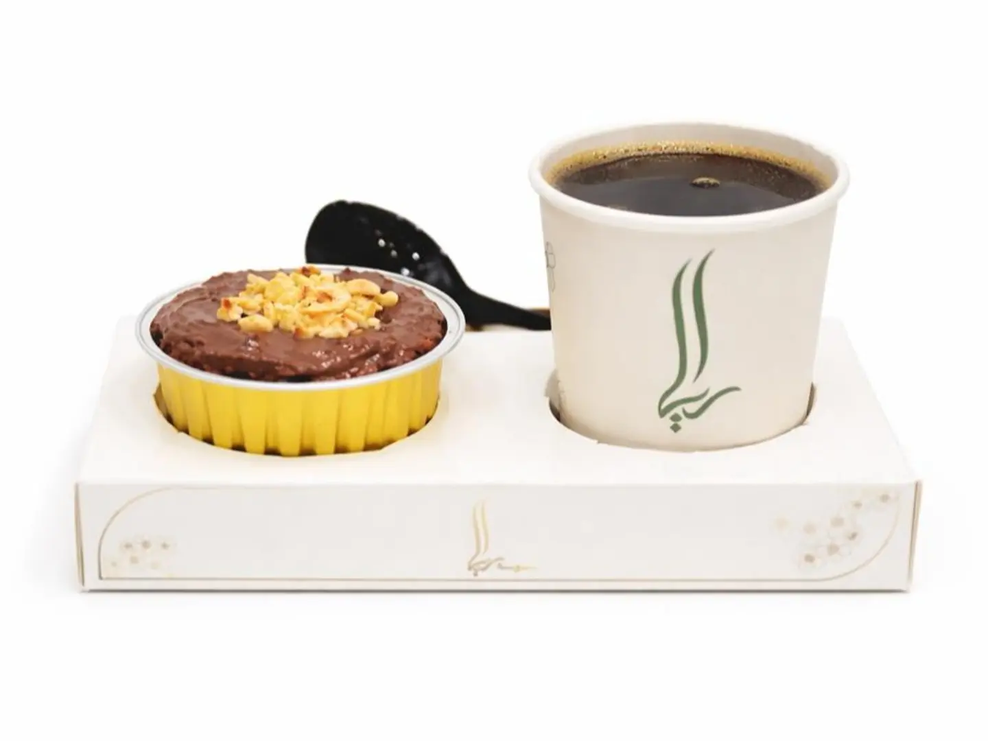 كوب بسبوسة شوكولاتة مع كوب قهوة اليوم