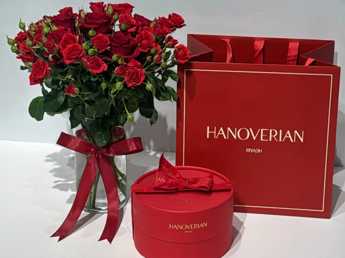 Natural Flower Vase With Hanovring Chocolates