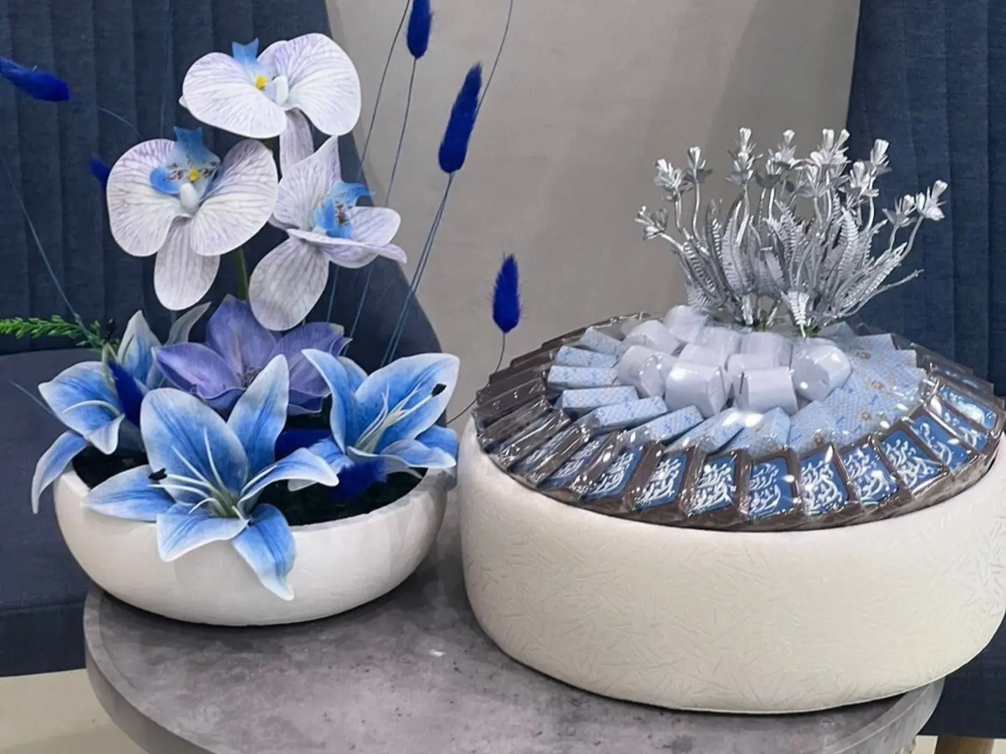 صينية شوكلت مولود مع فازة ورد صناعي