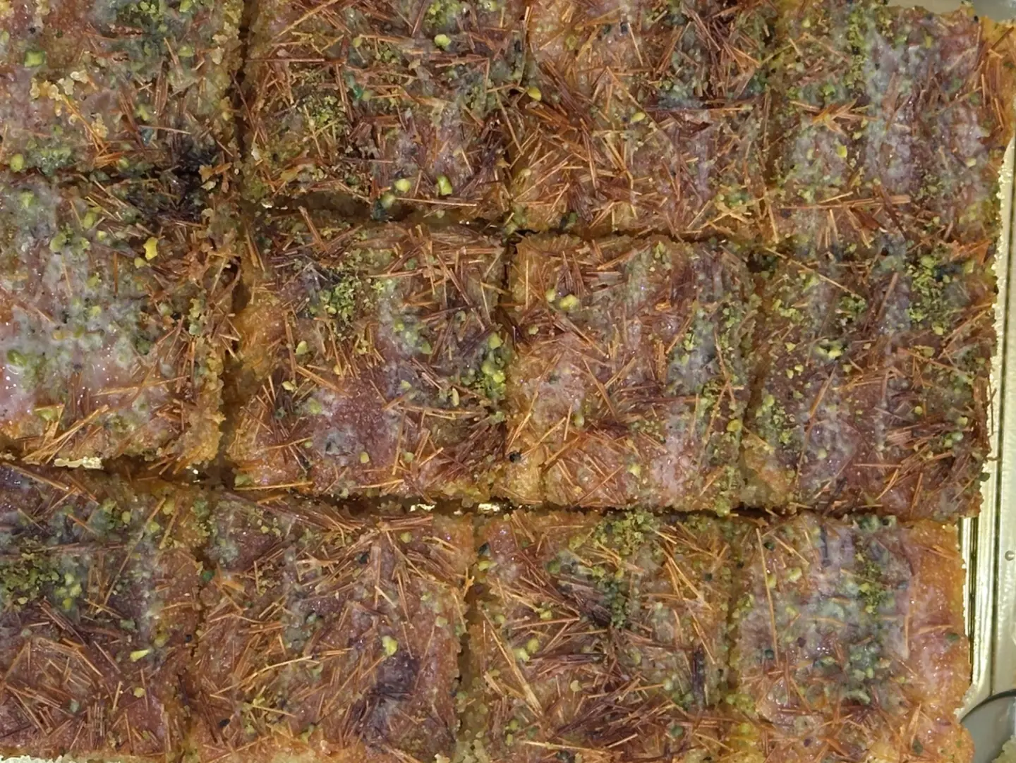بسبوسة شعيرية و حليب محموس وسط