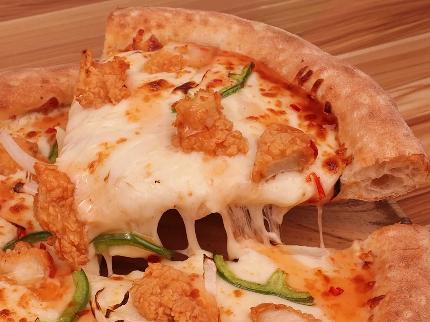 بيتزا دجاج كرسبي تشيلي وسط