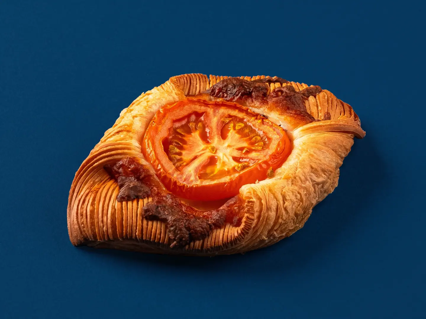 كرواسون موزريلا و الطماطم