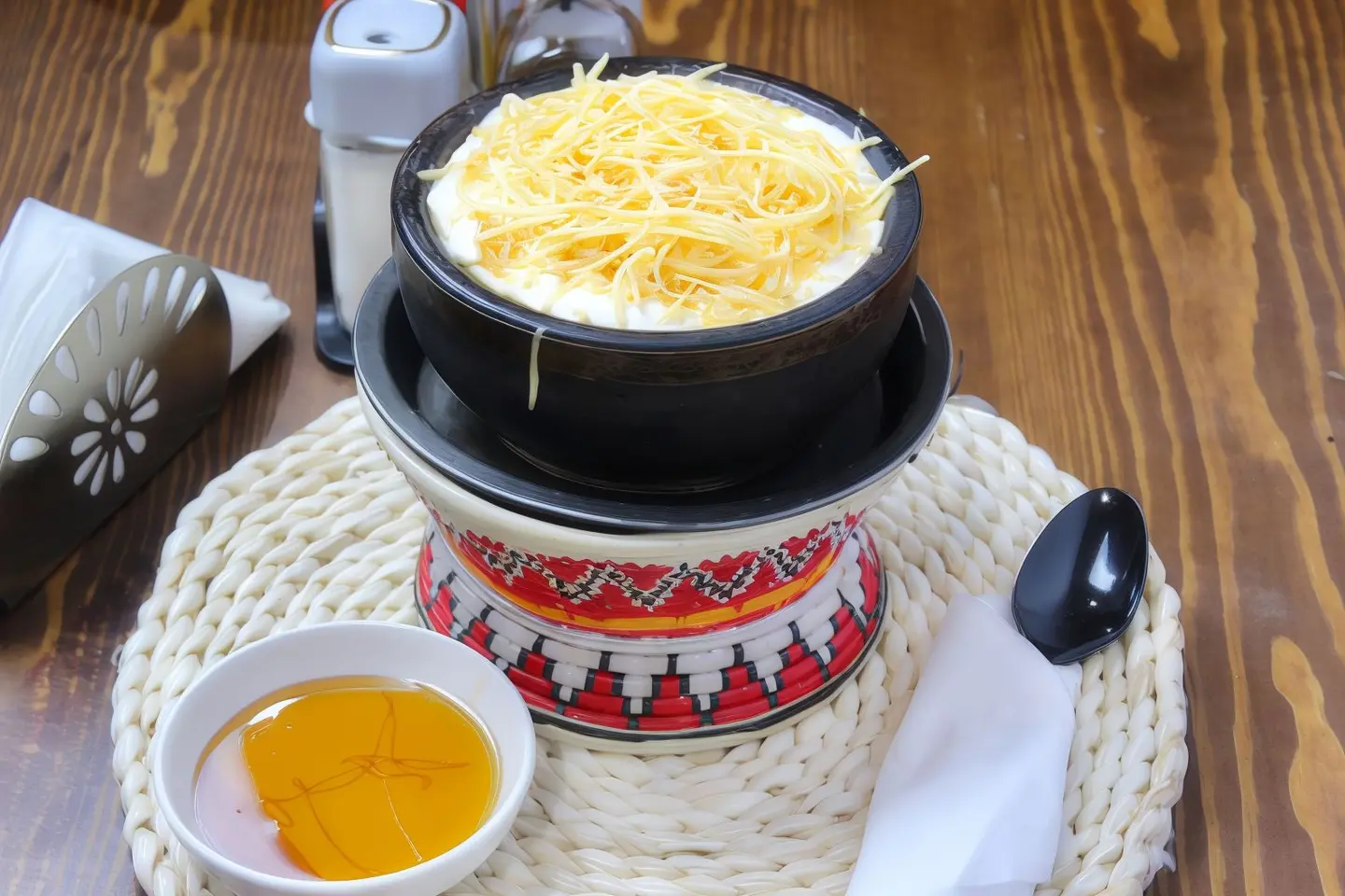 معصوب مع التمر و القشطة