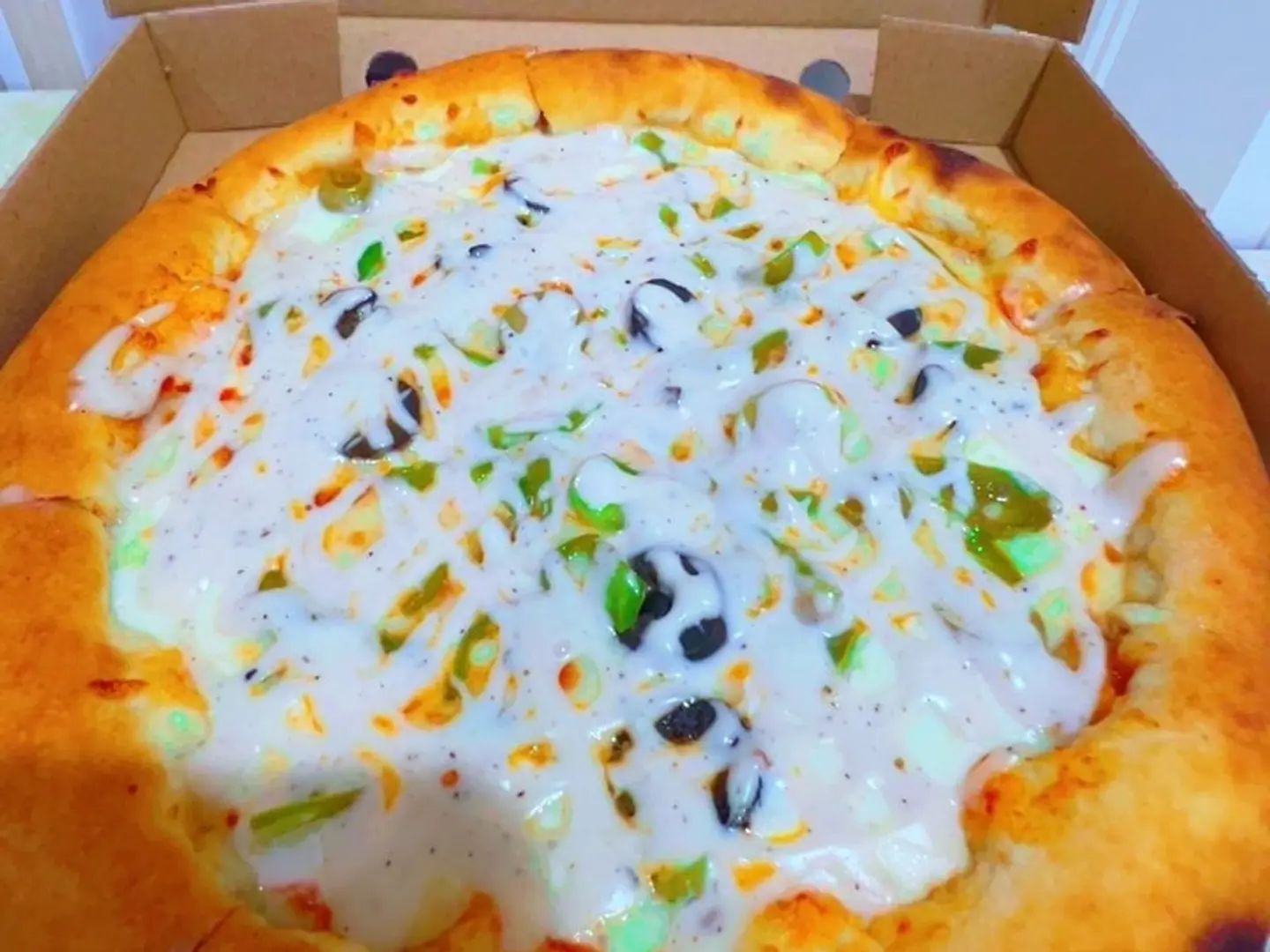 بيتزا رانش ابيض كبير