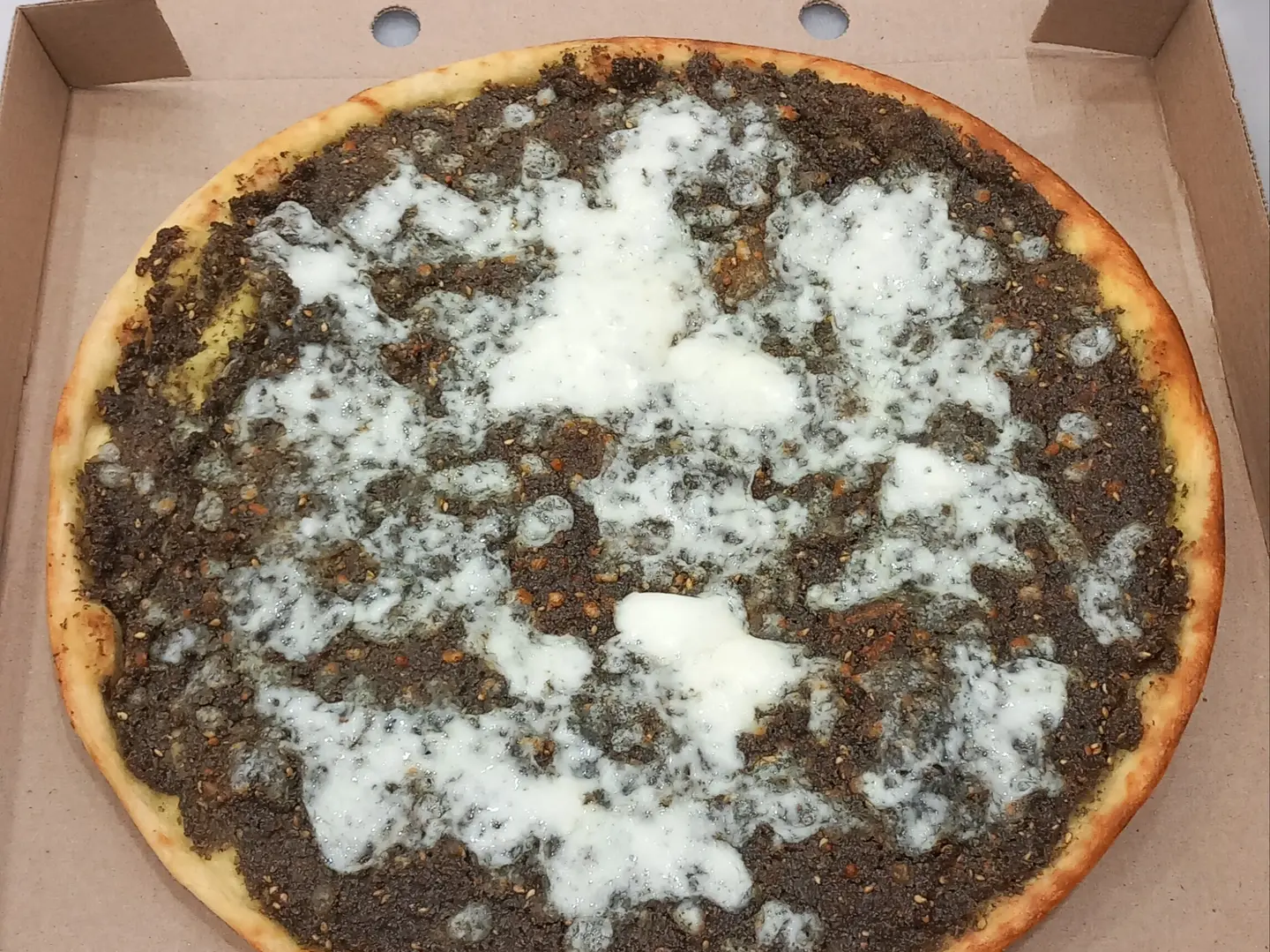 بيتزا بالزعتر كبير