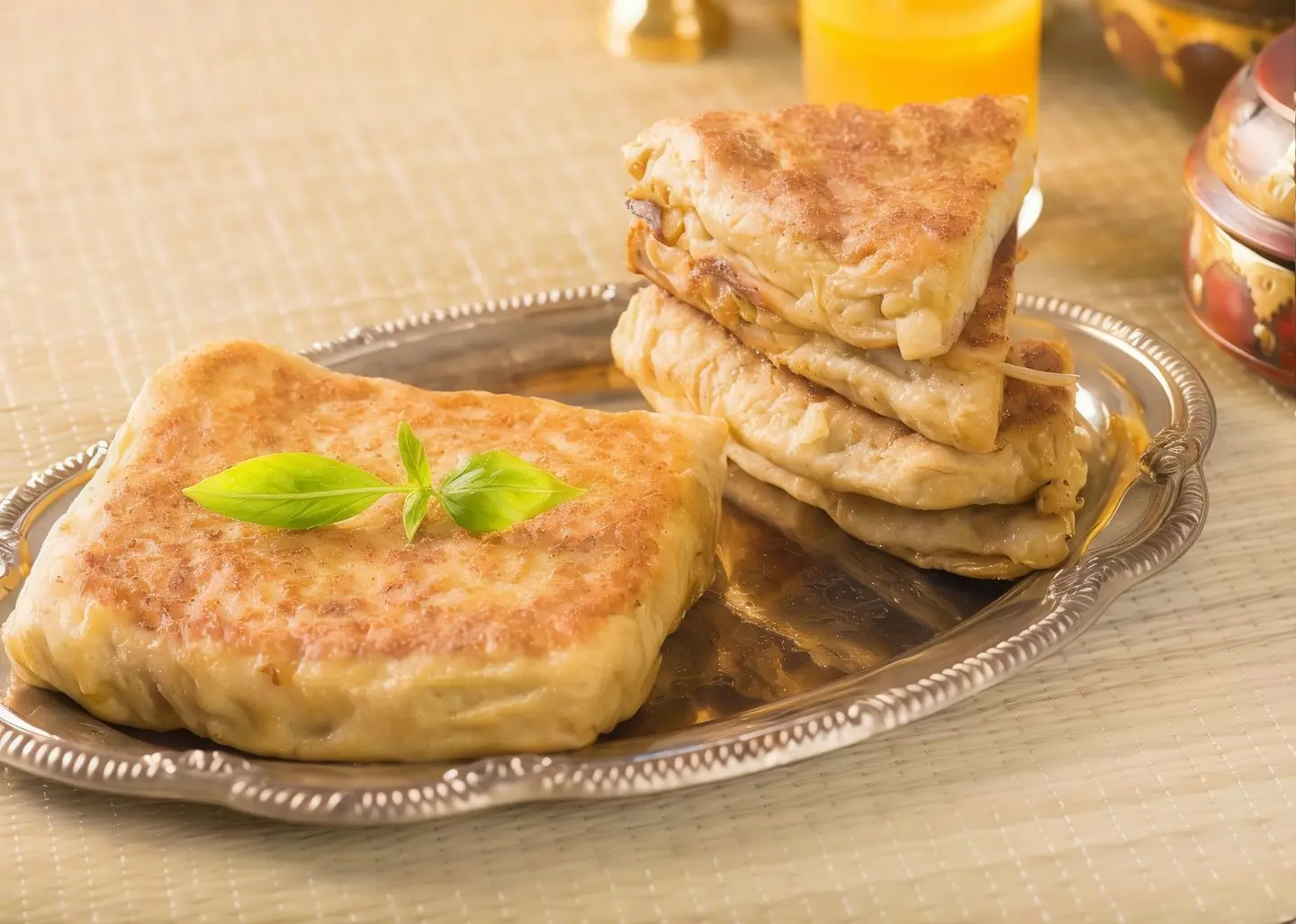 مطبق بطاطس عماني مع جبن سائل