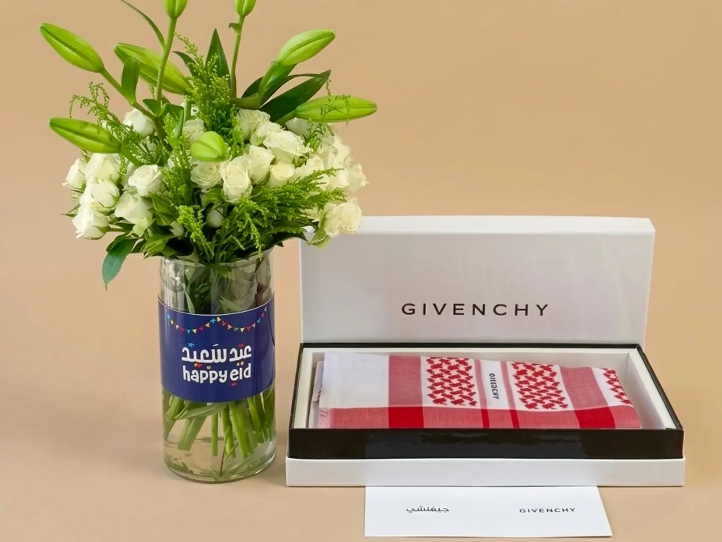 شماغ جيفنشي مع فازه ورد ابيض