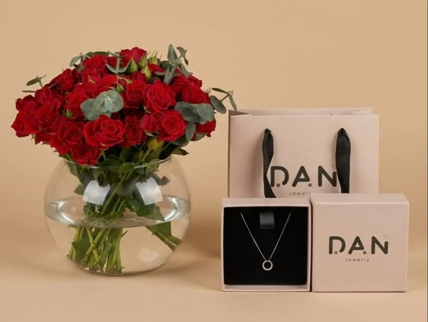 Dan Necklace With Dairy Vase
