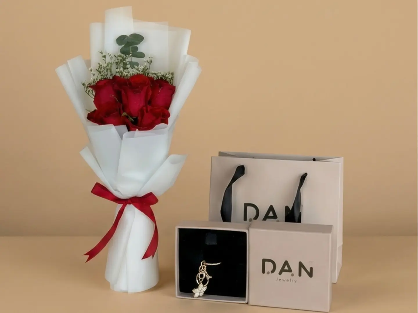 ميدالية نسائية من براند دان مع باقة