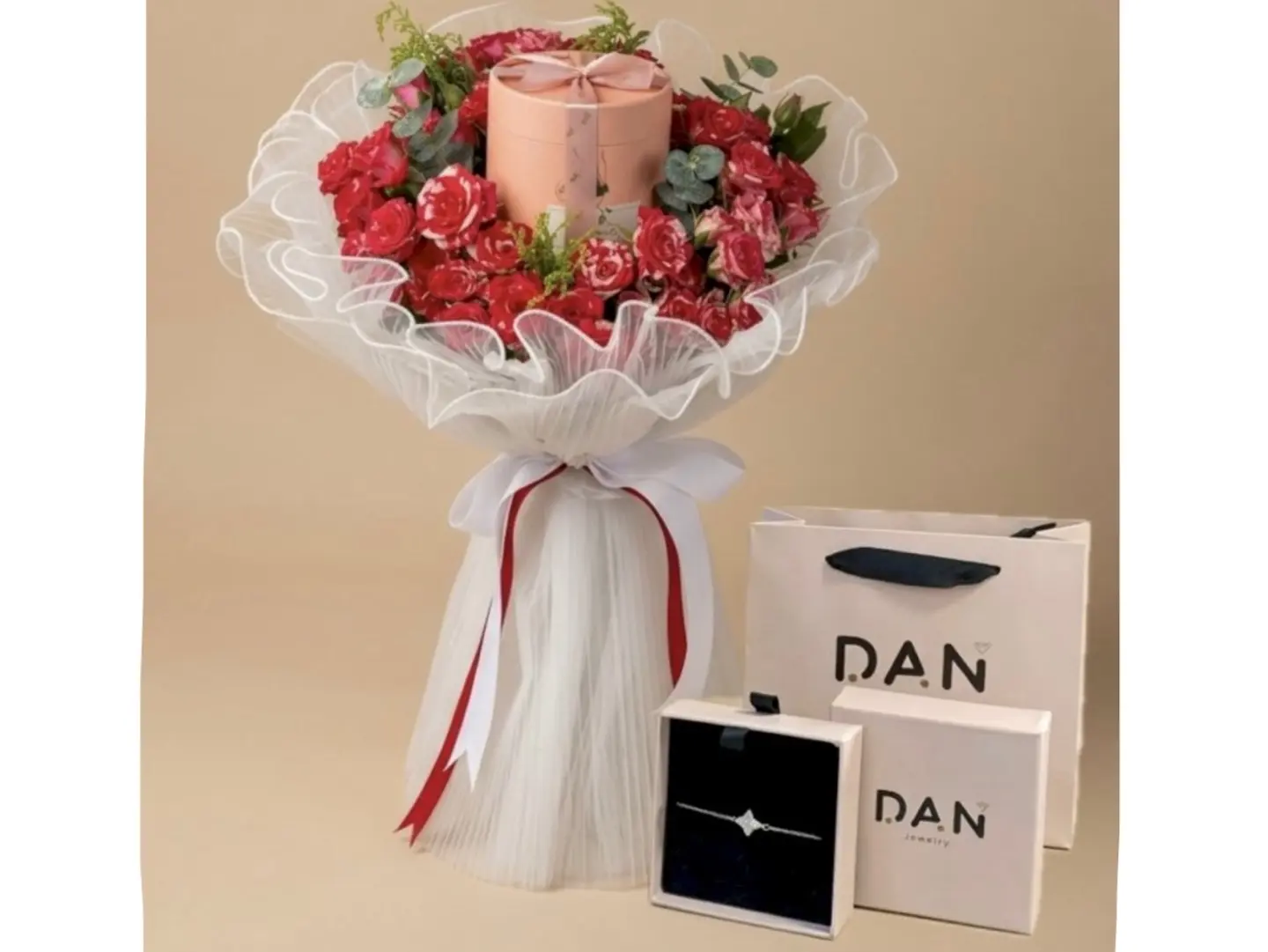 اسوارة دان مع باقة شوكليت انوش