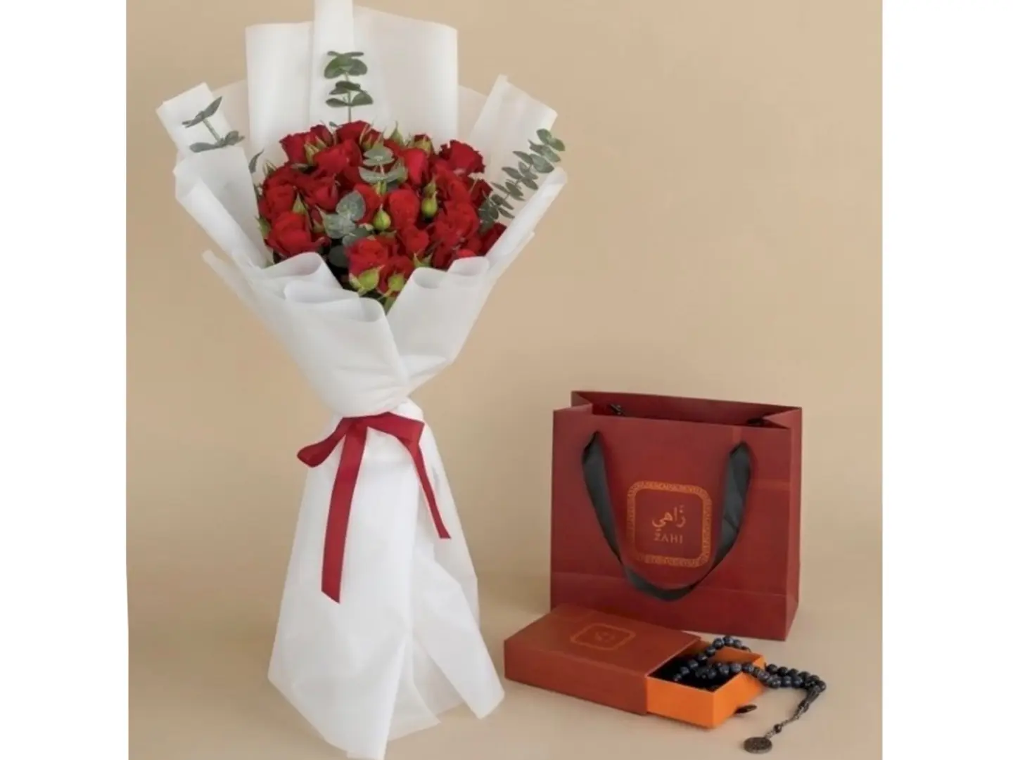 سبحة زاهي وباقة احمر