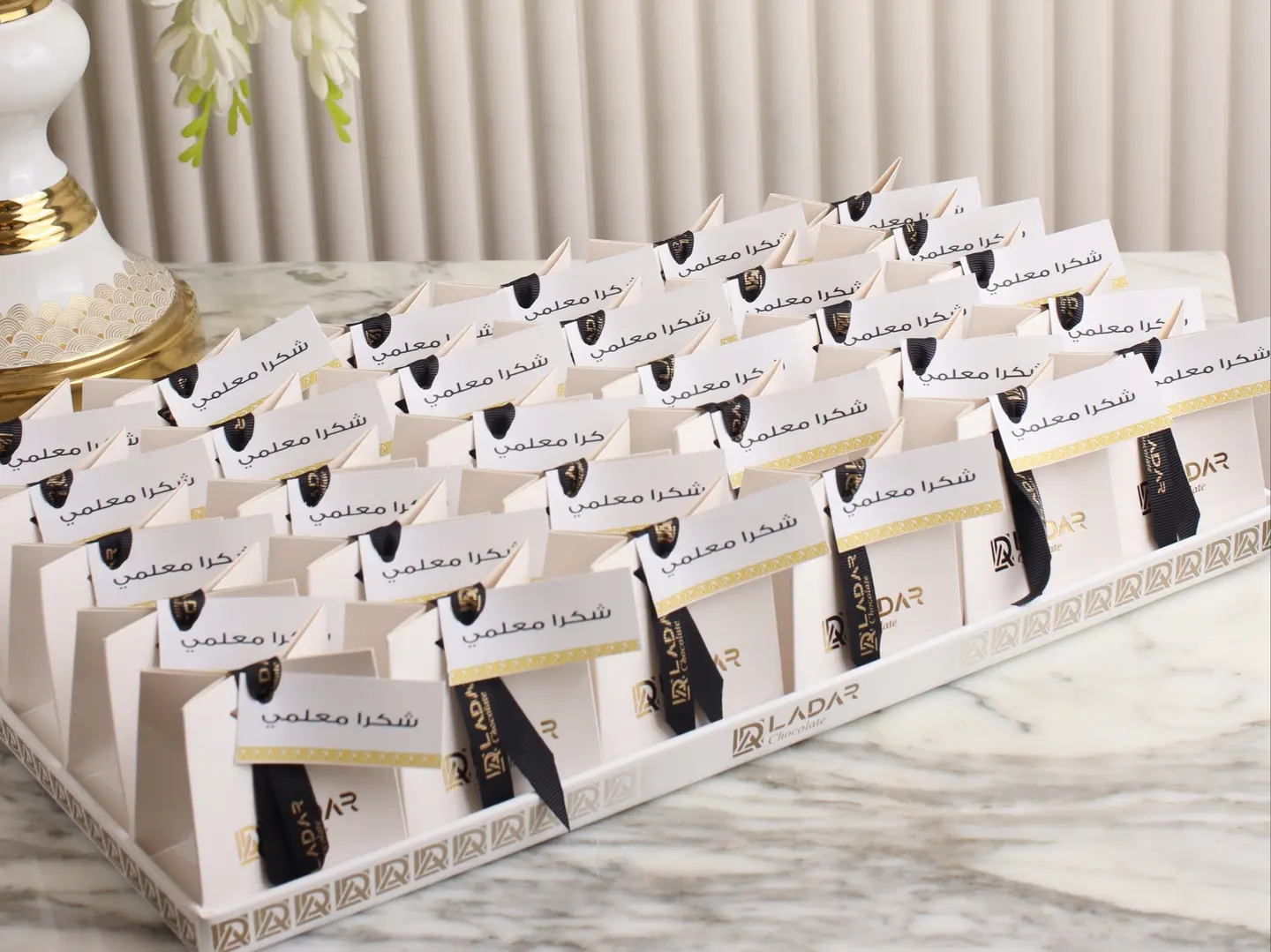 توزيعات شوكولاتة شكر وتقدير للمعلم. جاهزة للتقديم
