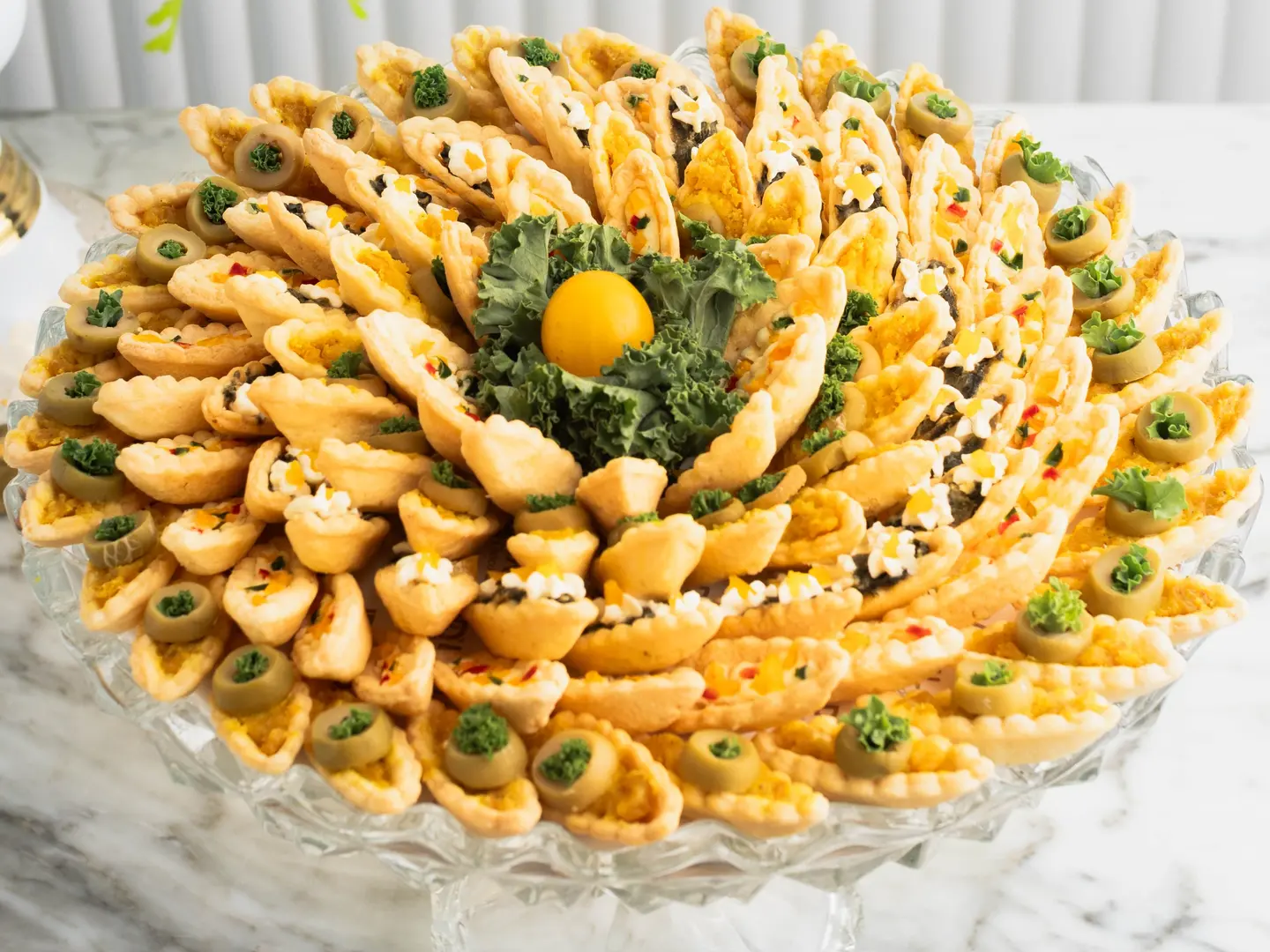 كانابيه قوارب ذهبية، تقديم فاخر يلفت الانتباه في المناسبات. 9 درزن