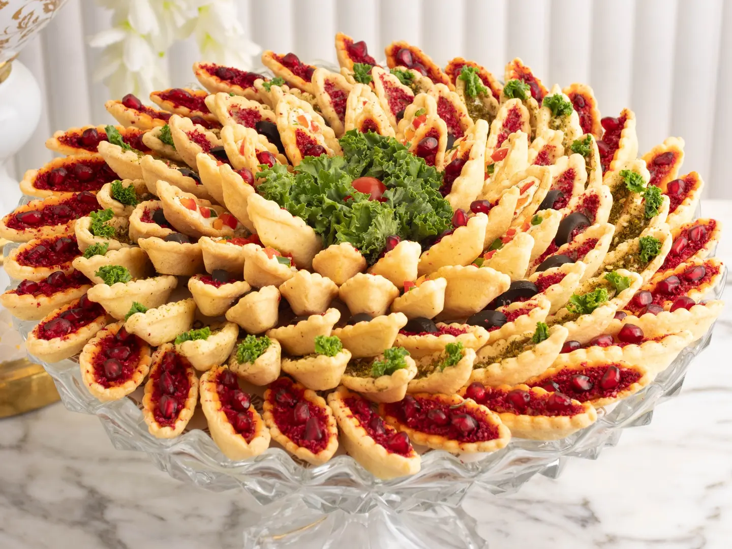 كانابيه قوارب ياقوتية، لمسة لونية فاخرة لطاولات الضيافة. 9 درزن