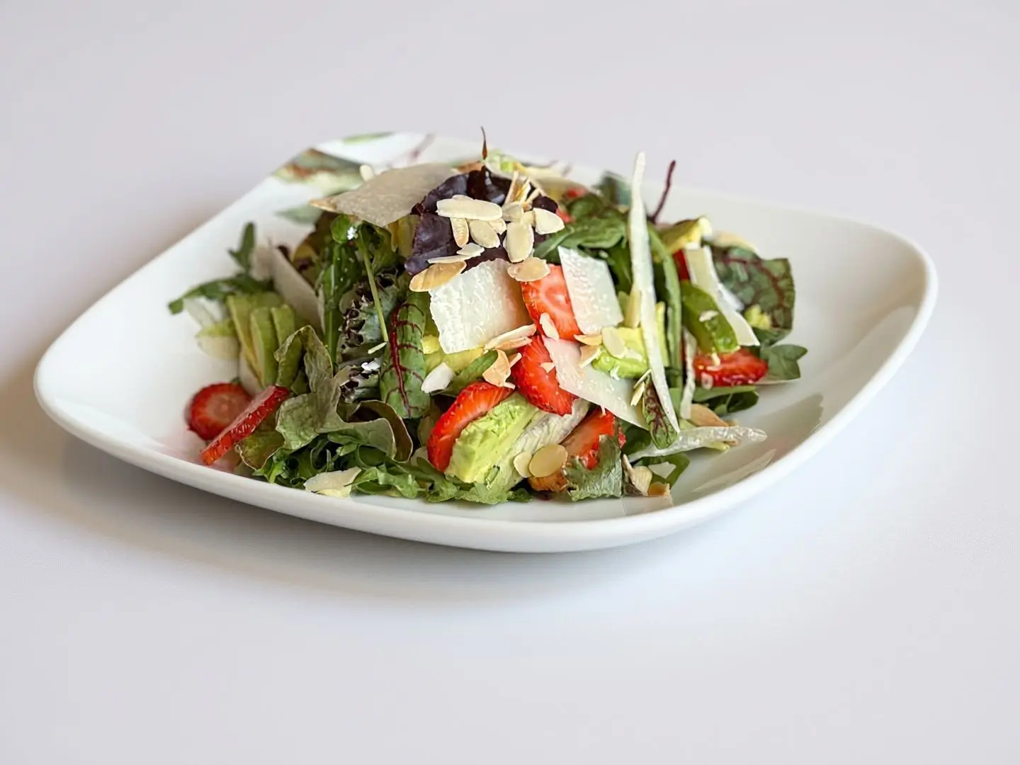 سلطة الفوكادو و الفراولة