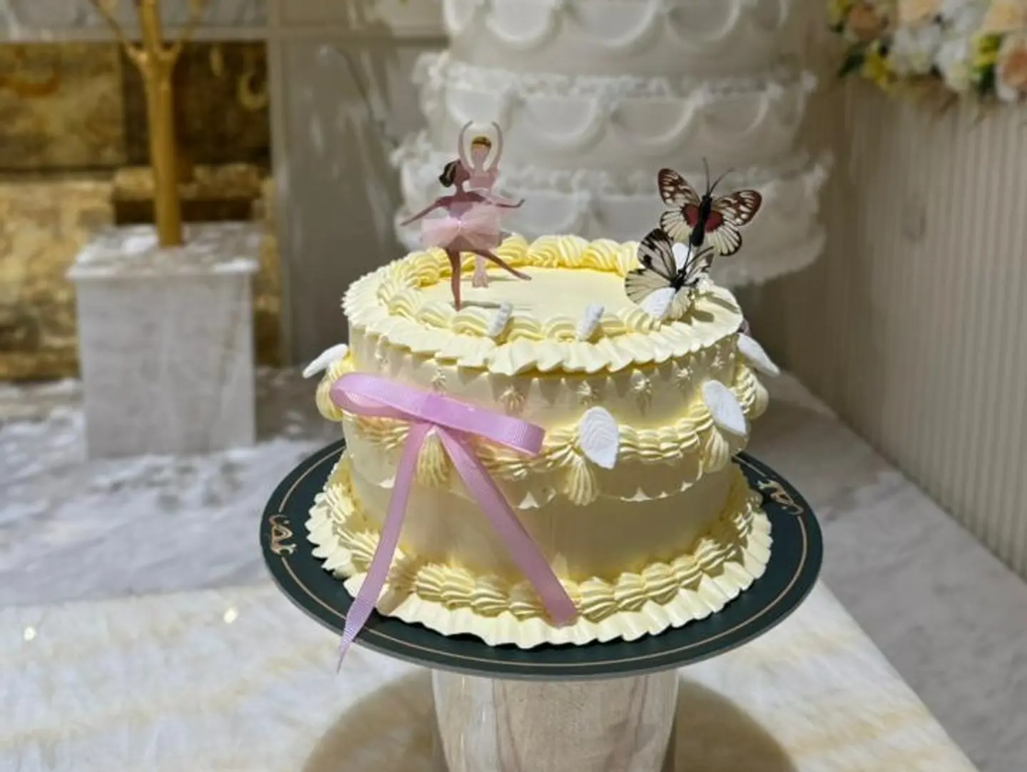 Queen Fancy Cake Large