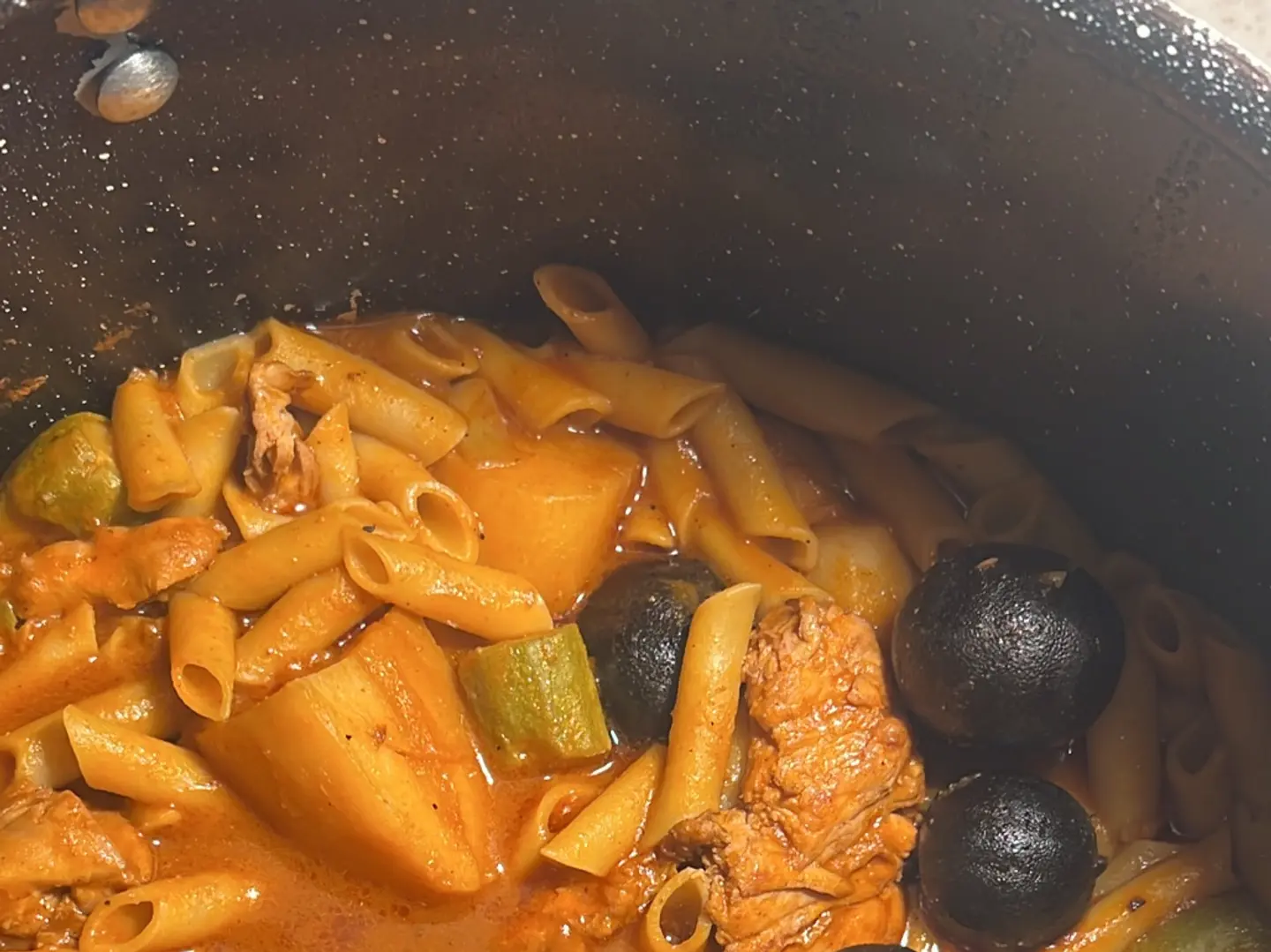 ماكرونة حمراء بالدجاج