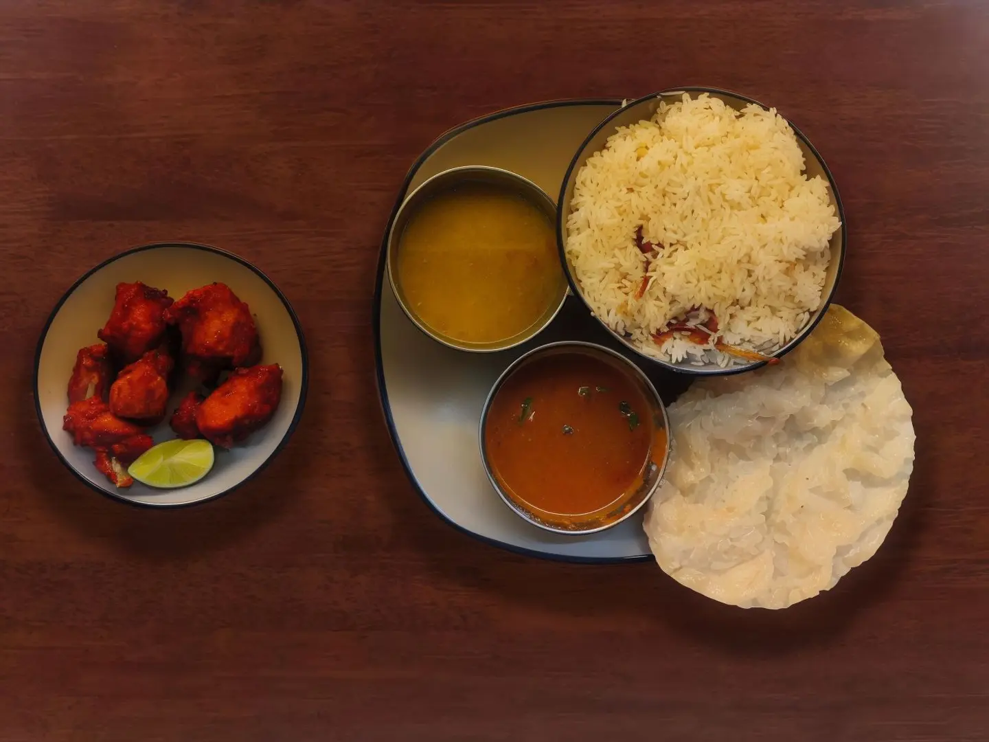 وجبة كاري دجاج مع أرز بالسمن