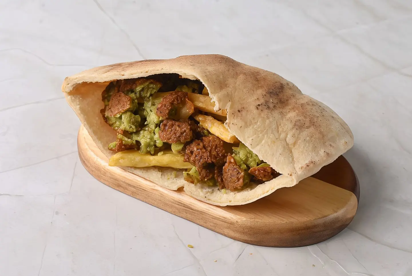 ساندويتش فلافل وجبنة مع بطاطا مقلية