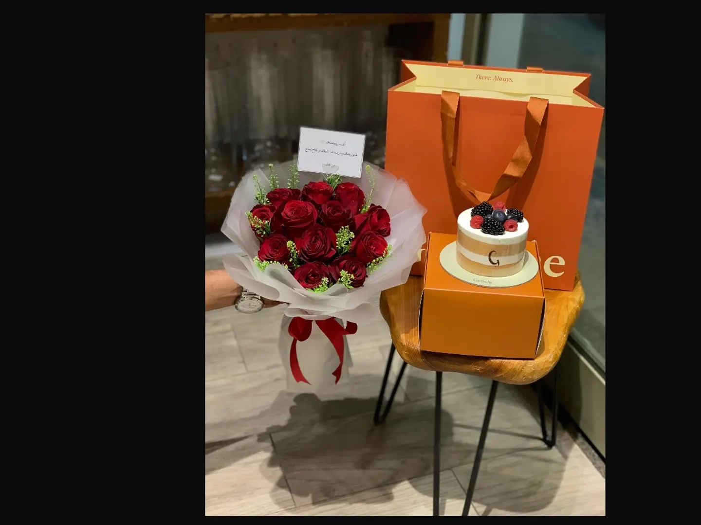 ميني كيك جاناش مع بوكيه أحمر