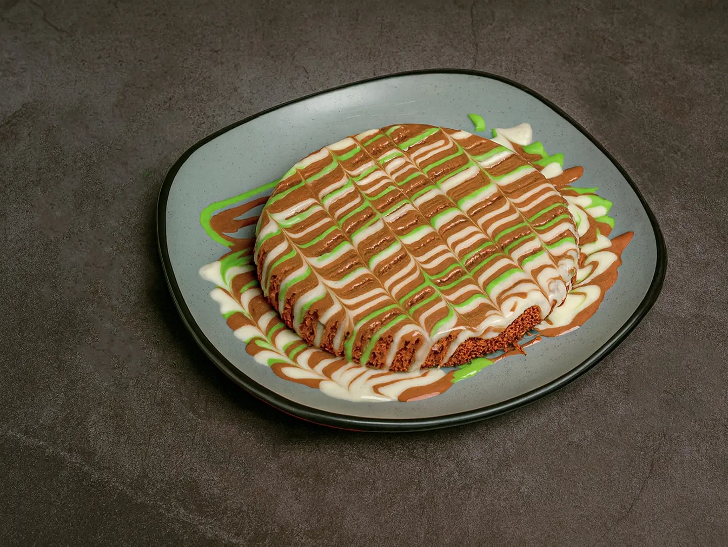 كنافة بالقشطة مع إضافة صوص الشوكولاتة والفستق