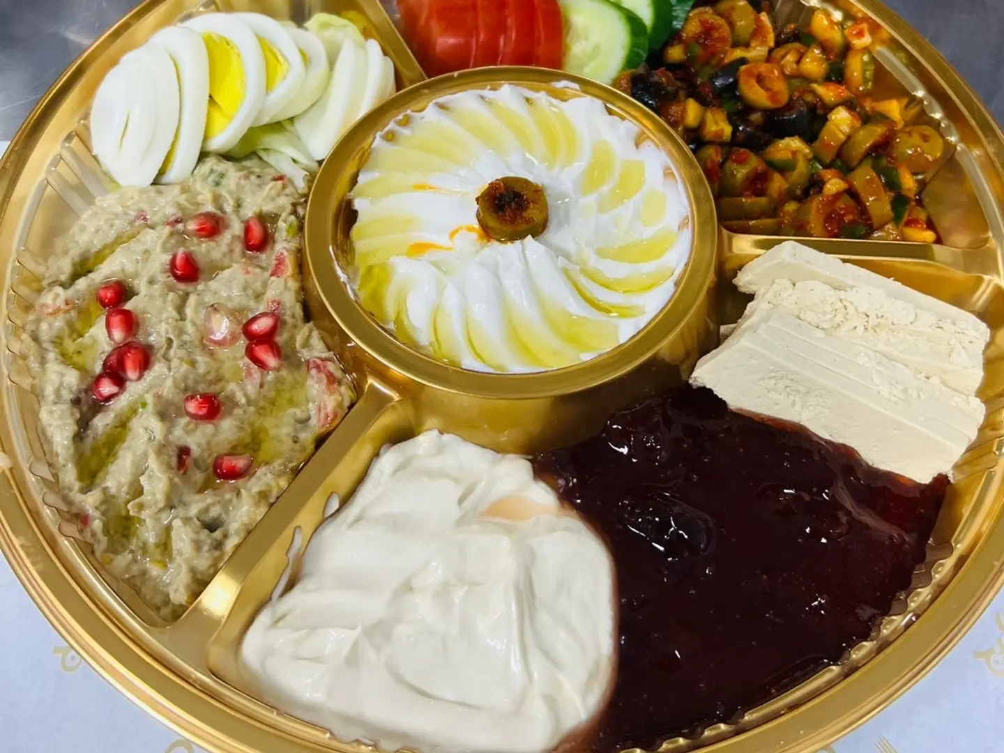 صحن ترويقة وسط